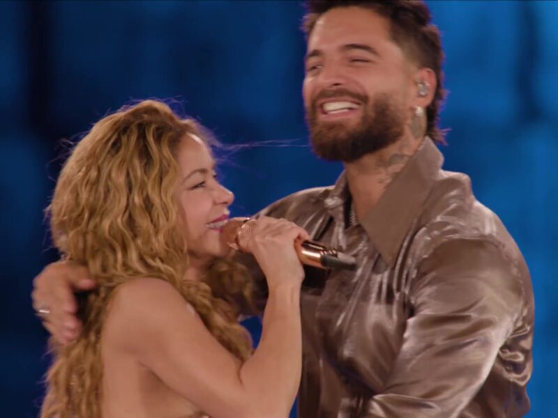 Shakira zingt samen met Maluma tijdens een concert van haar wereldtournee