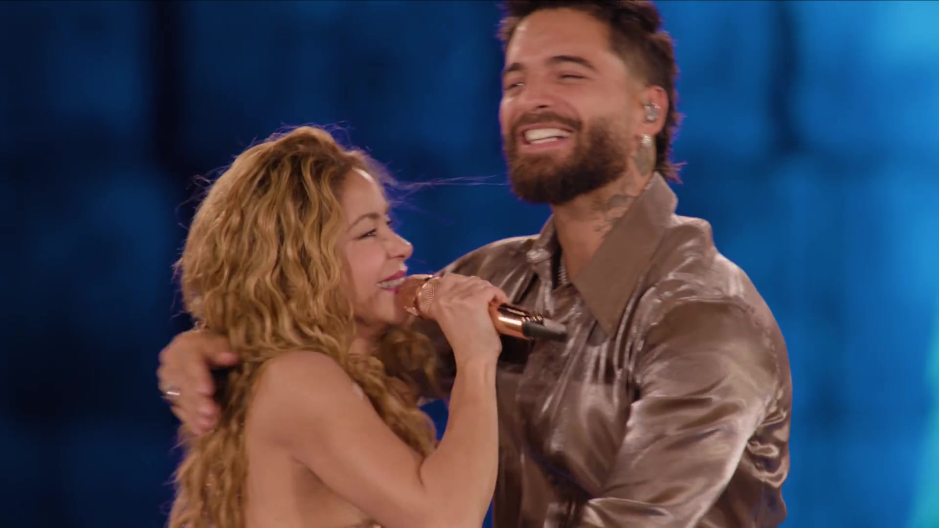 Shakira zingt samen met Maluma tijdens een concert van haar wereldtournee