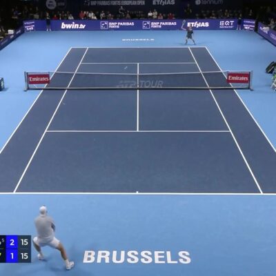Tallon Griekspoor op de baan in Brussel tijdens zijn eersterondepartij tegen Max Schönhaus