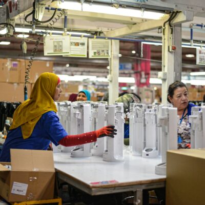 Medewerker aan het werk in een werkplaats van een sociaal werkbedrijf