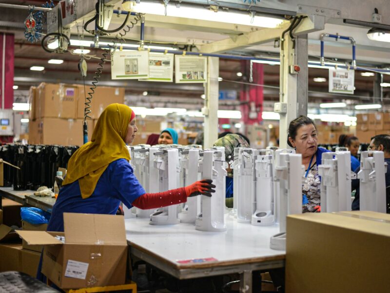 Medewerker aan het werk in een werkplaats van een sociaal werkbedrijf