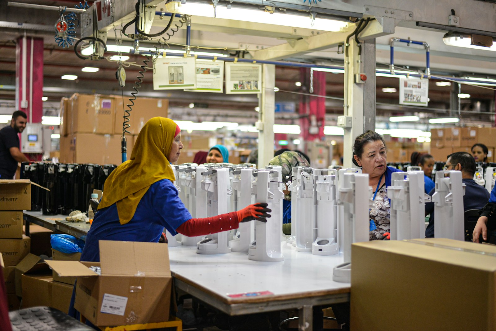 Medewerker aan het werk in een werkplaats van een sociaal werkbedrijf
