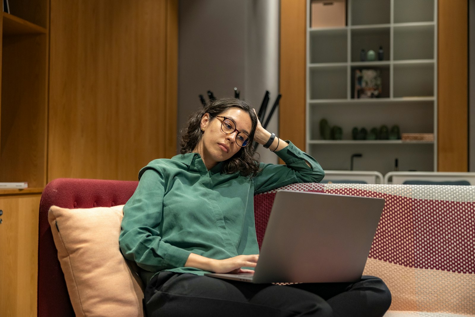 Vermoeide zelfstandige achter een laptop aan de keukentafel